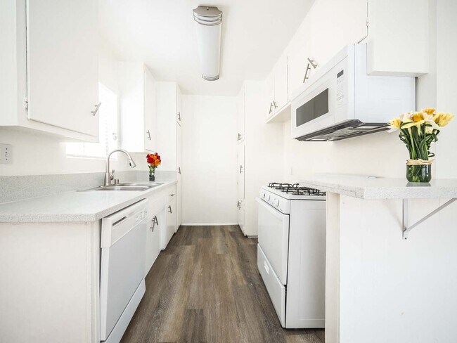 Photo - 5715 Vineland Ave