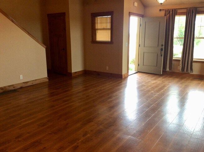 Photo - Lovely Townhouse for Rent in South Heart