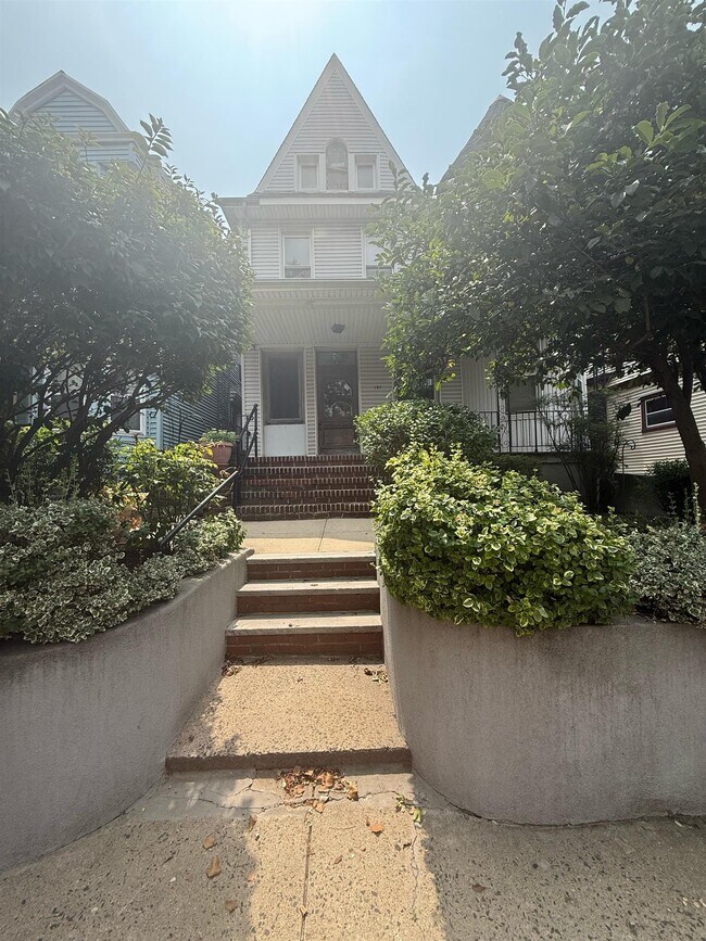 Building Photo - 157 Harrison Ave Unit 2 Rental