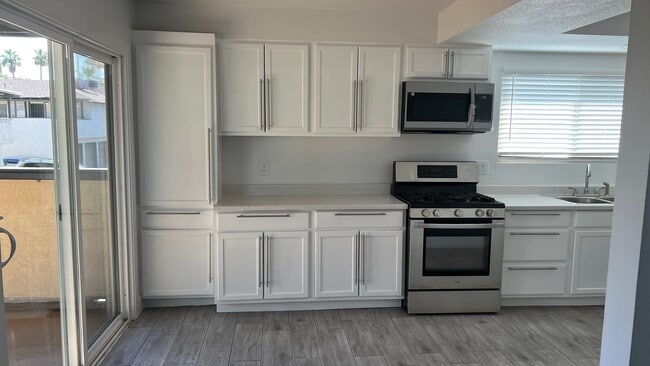 Photo - 2667 McLeod Dr