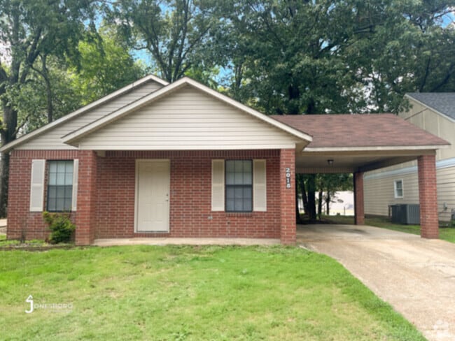 Building Photo - HOUSE: 3 Bedroom 2 Bath with plenty of space!
