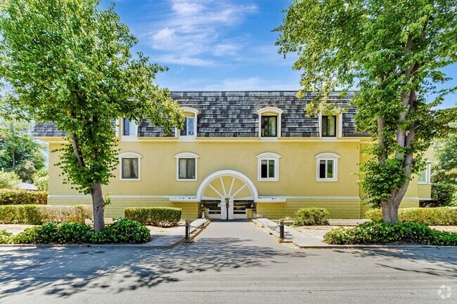 Building Photo - Top-Floor Corner Condo Near Downtown Palo ...