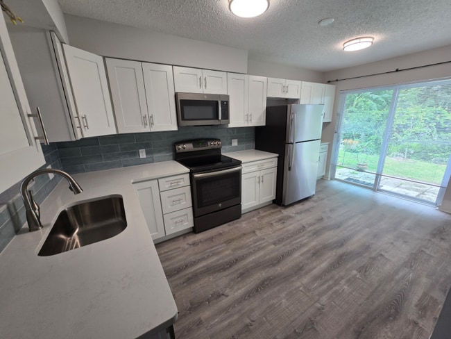 Photo - 843 Cambridge Ct