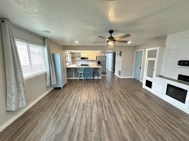 Photo - "Charming 2-Bed, 2-Bath Townhouse with Cozy Fireplace in Prime St. George Location!" Unidad #20