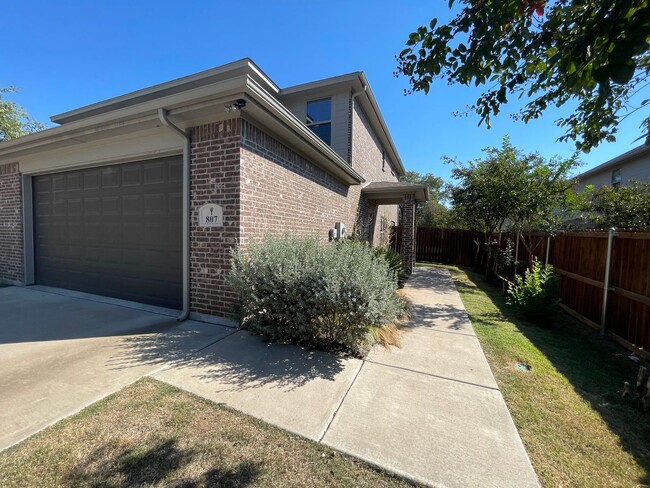 Photo - 805-807 Jameson Unit 807