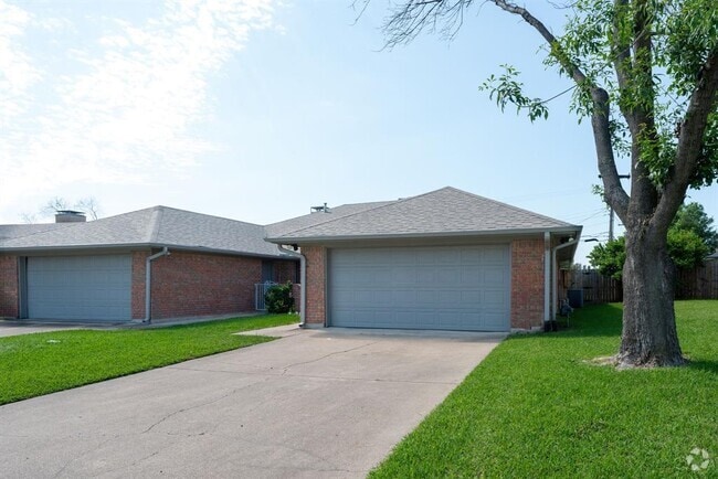 Building Photo - 3718 Country Club Dr W Rental
