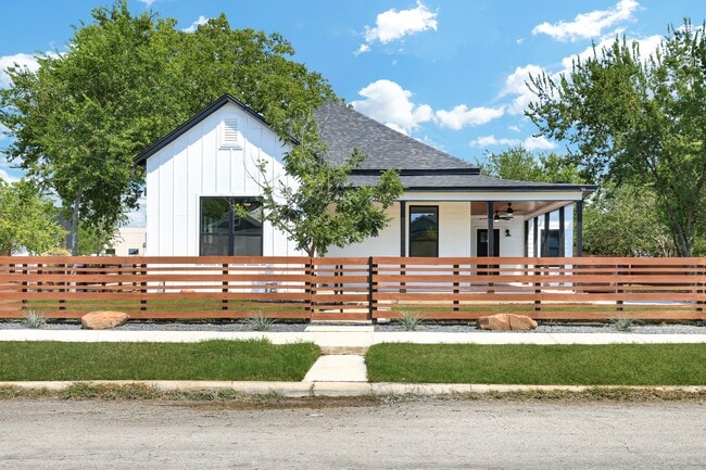 Photo - 2425 Monterey St