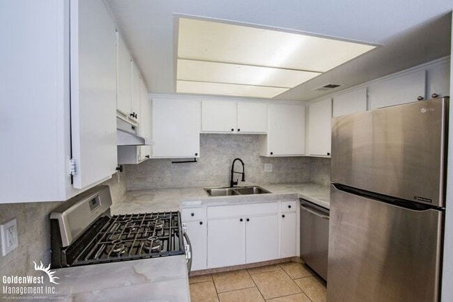 Building Photo - Modern 2Bdm 1.5Ba Townhome in Central Las ...