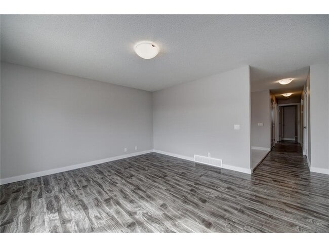 Photo - 116 Castlebrook Way NE