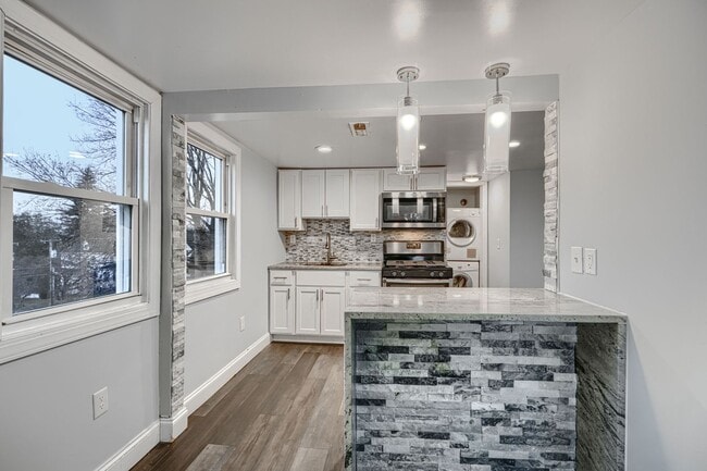 Building Photo - 4012 Fernhill Ave Unit 3FL