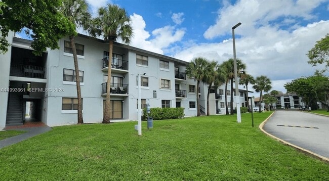 Building Photo - 7200 NW 179th St Unit 303