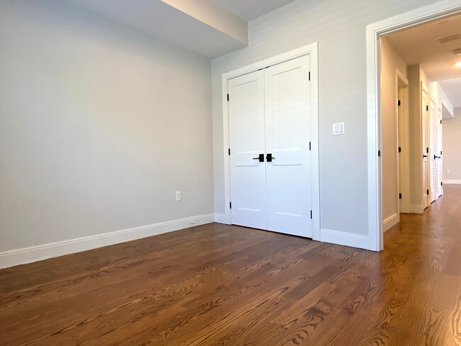 Building Photo - 5 Everett Sq Unit 401