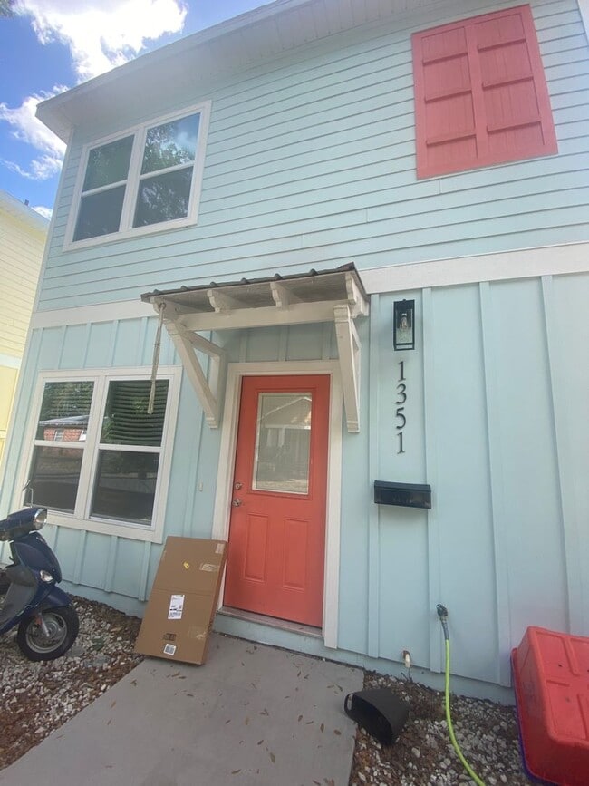 Building Photo - 3/3 NEAR UF FOR FALL 2026!