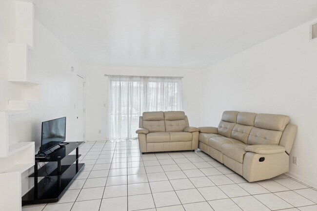 Photo - 9930 Pineapple Tree Dr Unidad 112