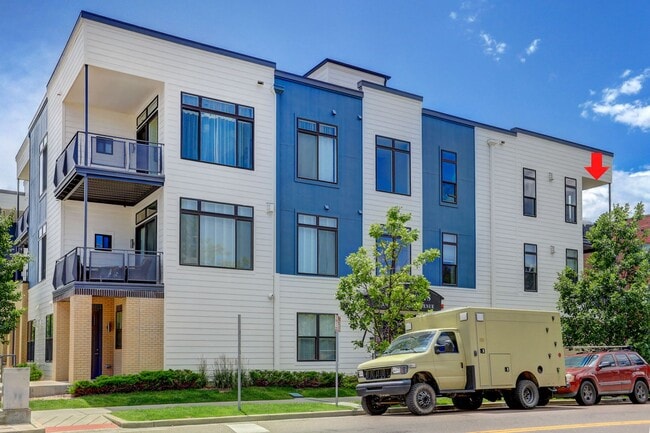 Building Photo - 2 bedroom 2 bath Penthouse apartment in Wa... Unit 1