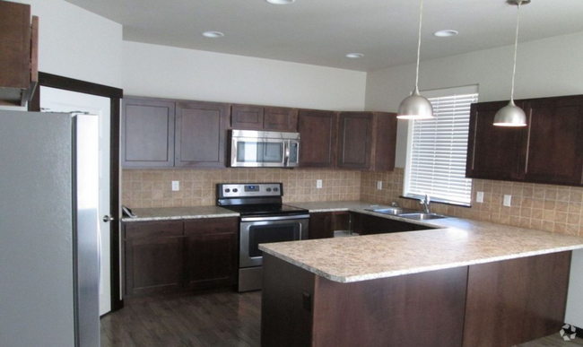 Building Photo - 3 Bedroom, 2 1/2 Bathroom Unit in Duplex f... Rental