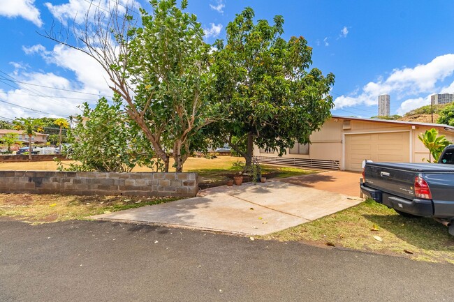 Charming 3 bedroom, 1 bath home with large... - Charming 3 bedroom, 1 bath home with large...