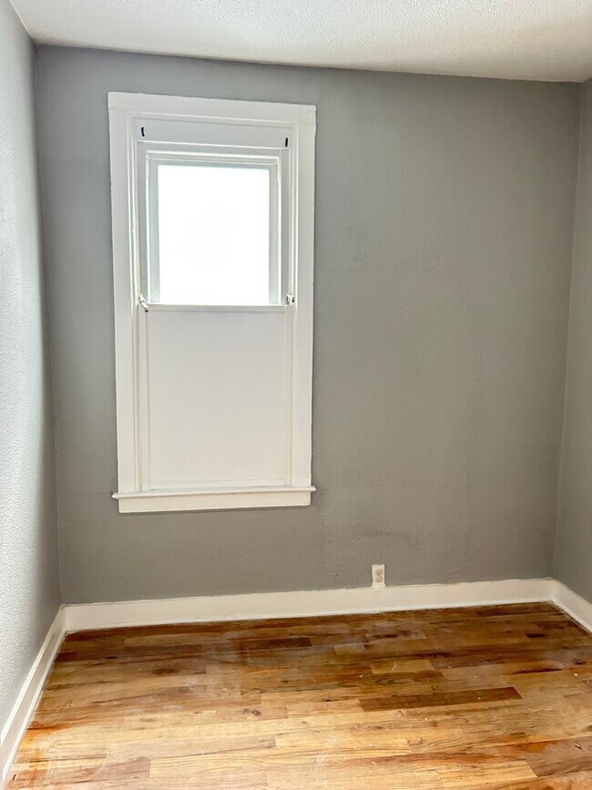 Room 1 - 8213 S Houston Ave Unit 2nd Floor