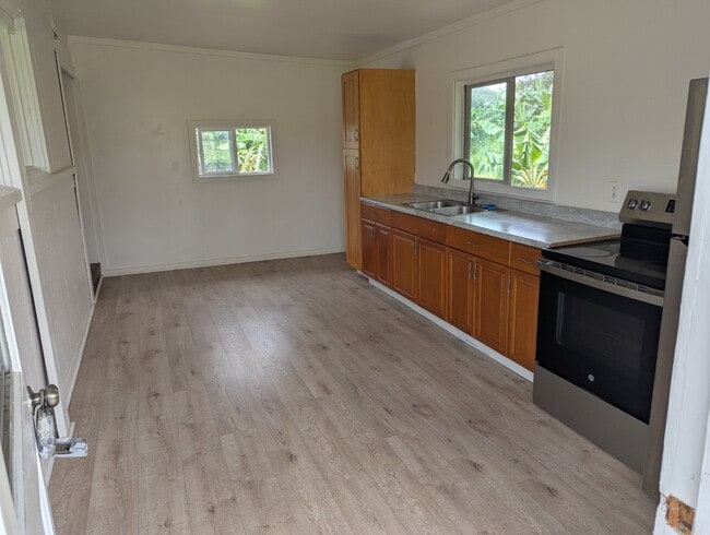 Building Photo - 2 Bed 1 Bath Apartment with one parking. Tenant pay all utilities. Unit B 2 -East