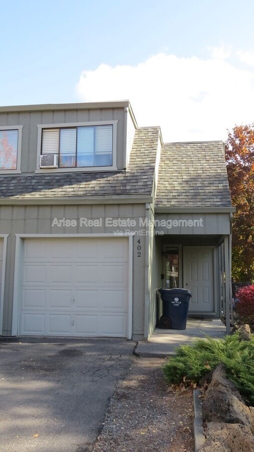 Photo - 402 NW Bond St