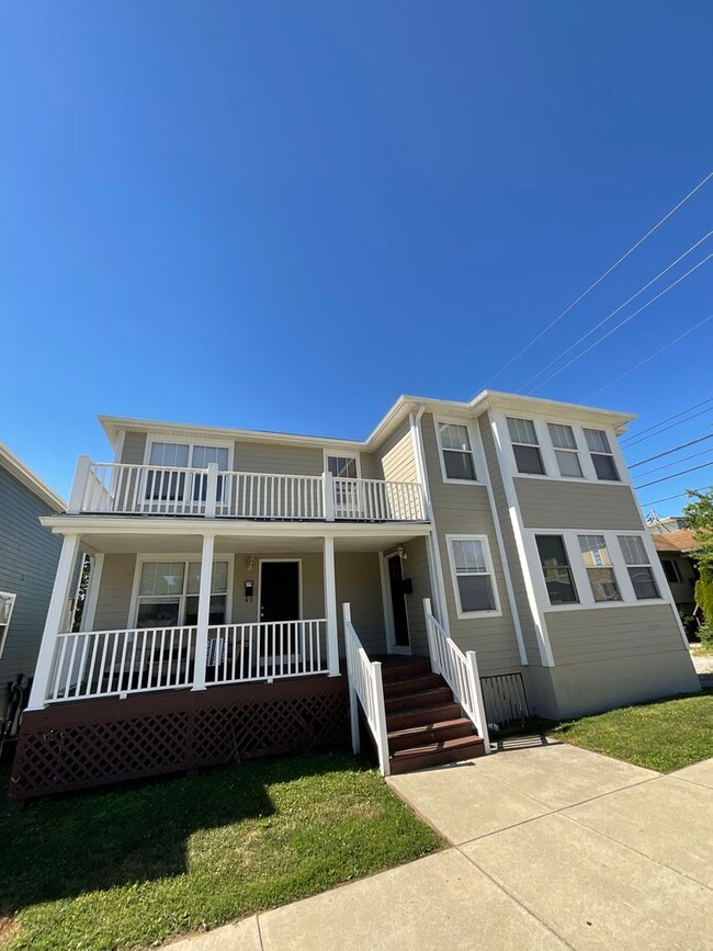 Building Photo - ***AVAILABLE AUGUST 2027*** 4 bed, 2 bath house LARGE GROUP OPTION : 18- 20!