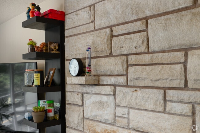 2BR, 1BA - 700SF w/Fireplace