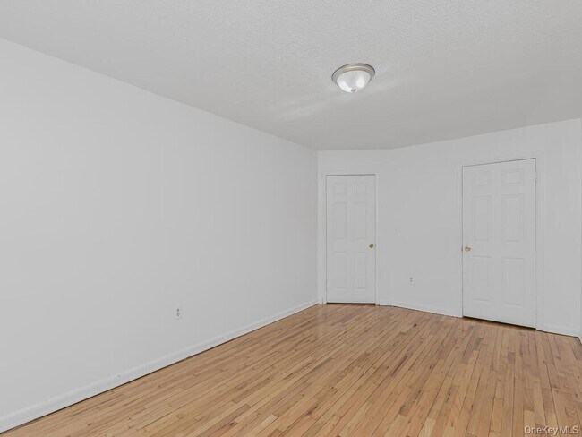 Photo - 724 E 223rd St