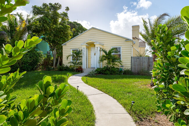 Front of the home with 10ft tall Colusia Privacy Hedges - 744 High St Casa