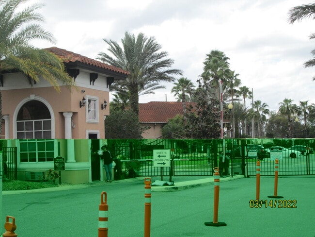 Entrada con puerta de seguridad - 5554 Metrowest Blvd Unidad Metrowest Blvd Apt 204