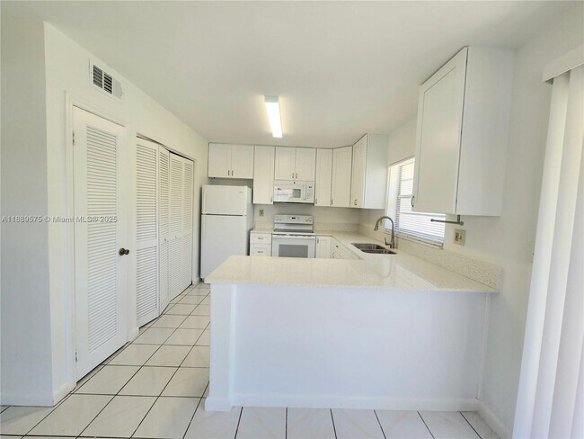 Photo - 18637 SW 100th Ave Unidad 18637