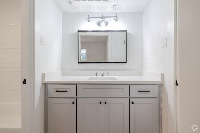 1BR, 1BA - 600SF - Bathroom