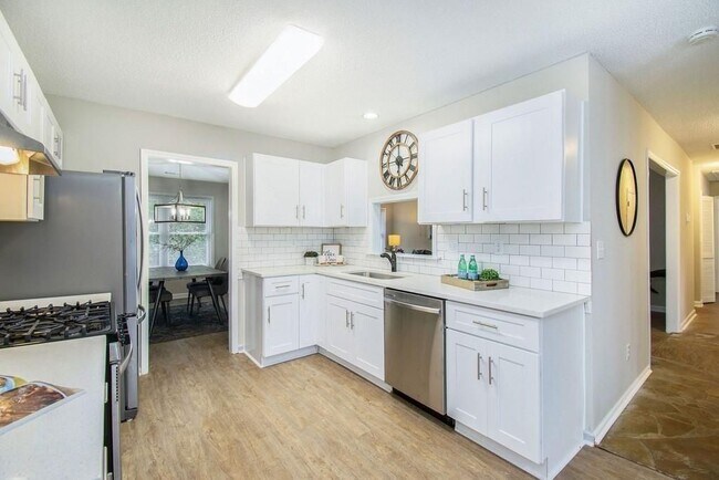 Photo - 140 Crabtree Dr