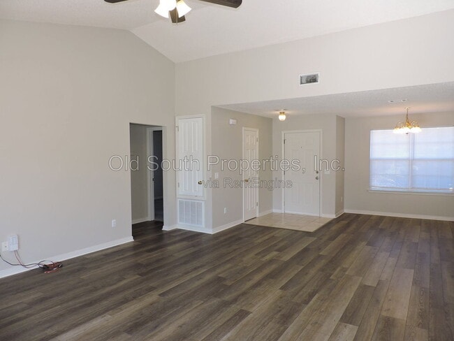 Photo - 555 Batten Blvd