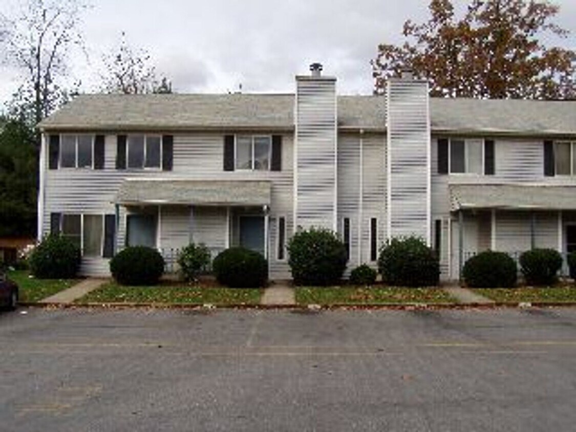 Montview Townhomes Near Liberty University. - Montview Townhomes Near Liberty University.