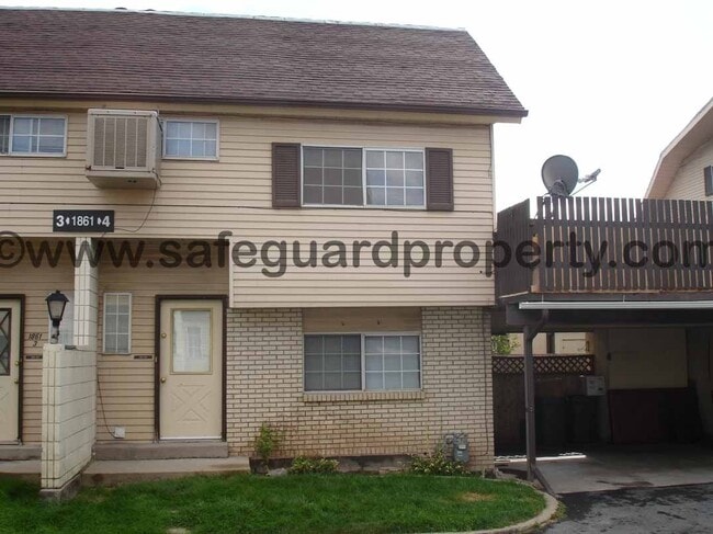 Spacious 3 Bedroom Townhome - Spacious 3 Bedroom Townhome
