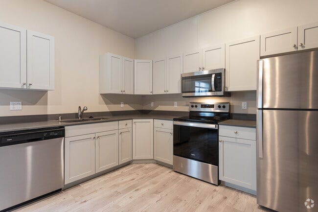 2BR, 1BA - 794SF