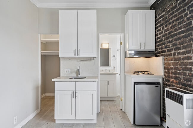 Studio, 1BA - 225SF - Kitchen