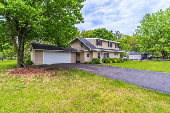 Photo - 226302 Swan Ave