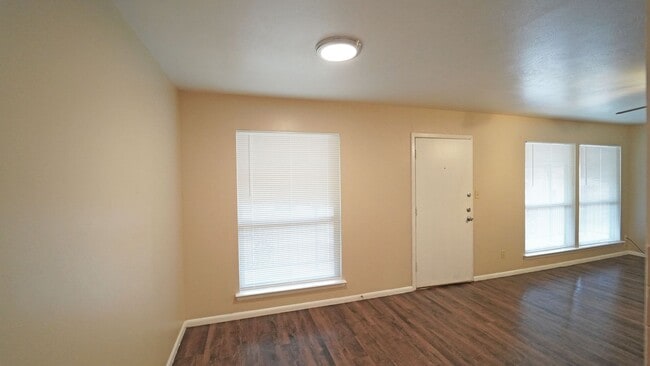 Photo - MOVE IN SPECIAL!! FOR LEASE! 2 Bedroom - 1...