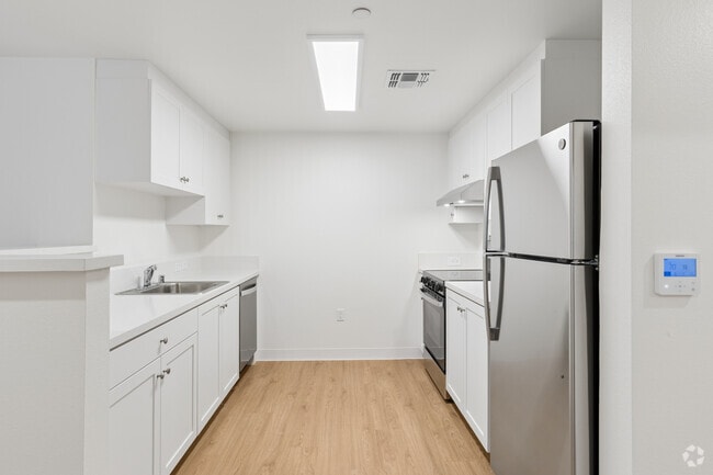 2BR, 1BA - 789-892SF - Kitchen