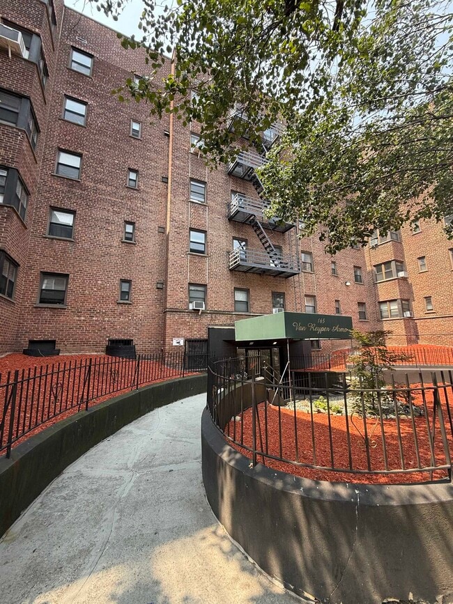 Building Photo - 165 Vroom St Unit 2G