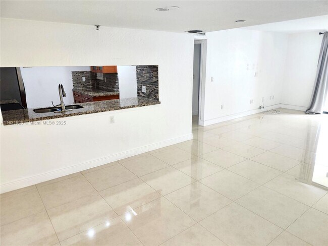 Photo - 1621 Collins Ave Unidad 310