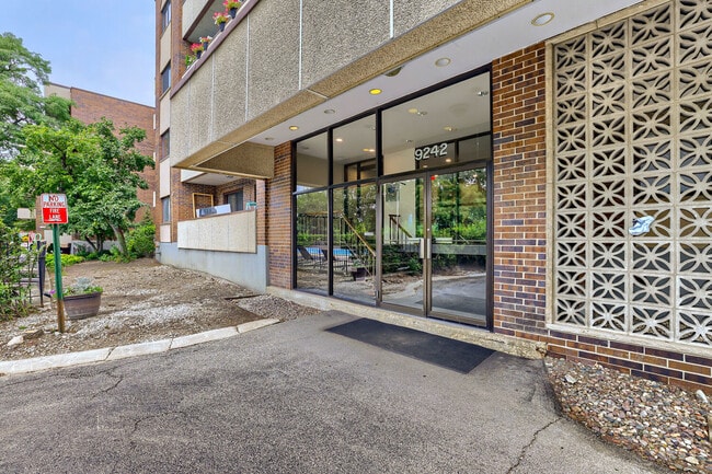 Building Photo - 9242 Gross Point Rd Unit 107