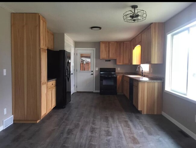 Building Photo - Single Family Home