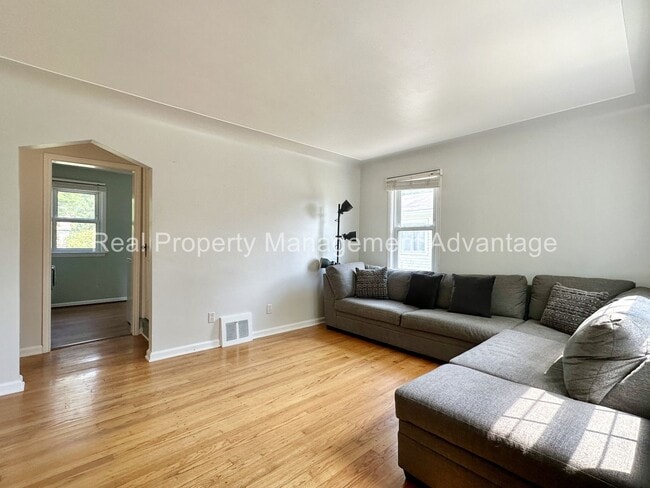 Photo - 1596 Albany St