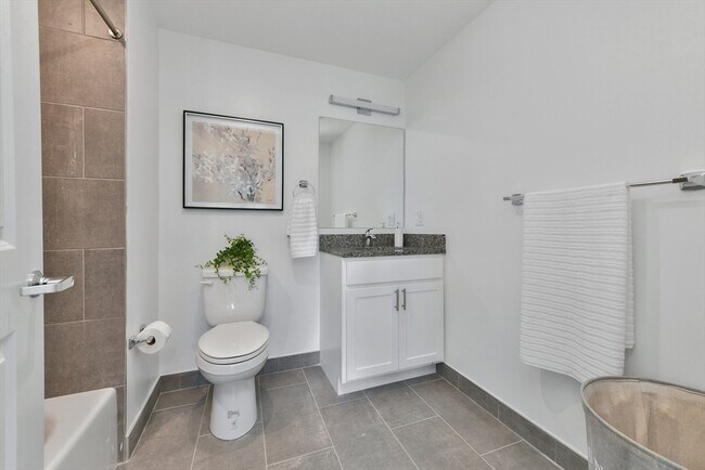 Photo - 585 Essex St Unidad 316