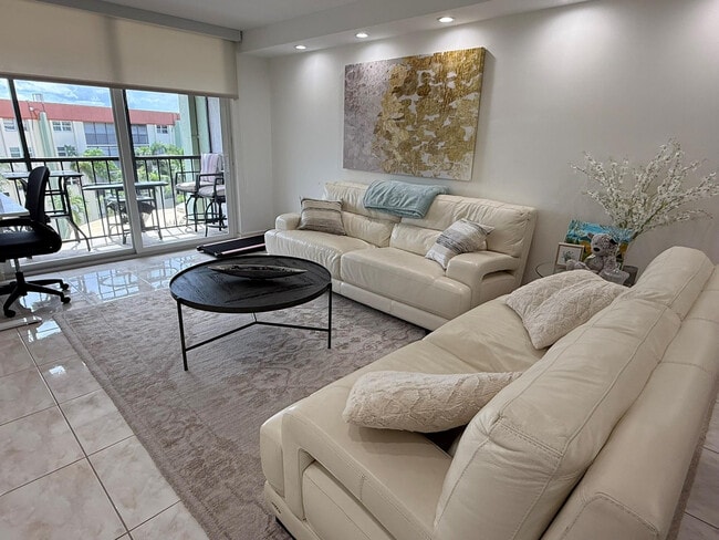 Photo - 5300 NE 24th Terrace Unidad 525c