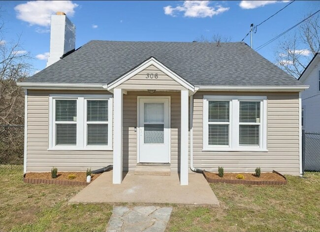 Photo - 306 W 17th St