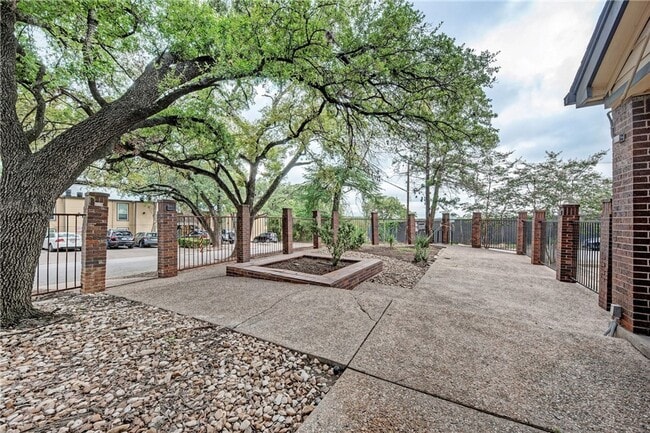 Photo - IMMEDIATE MOVE IN - 2 bed 2 bath Unit 105