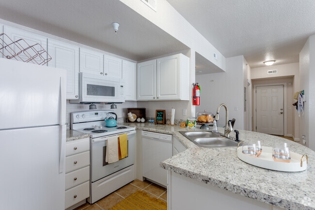 2HAB, 2BA - 1012 ft² - The Pointe on College